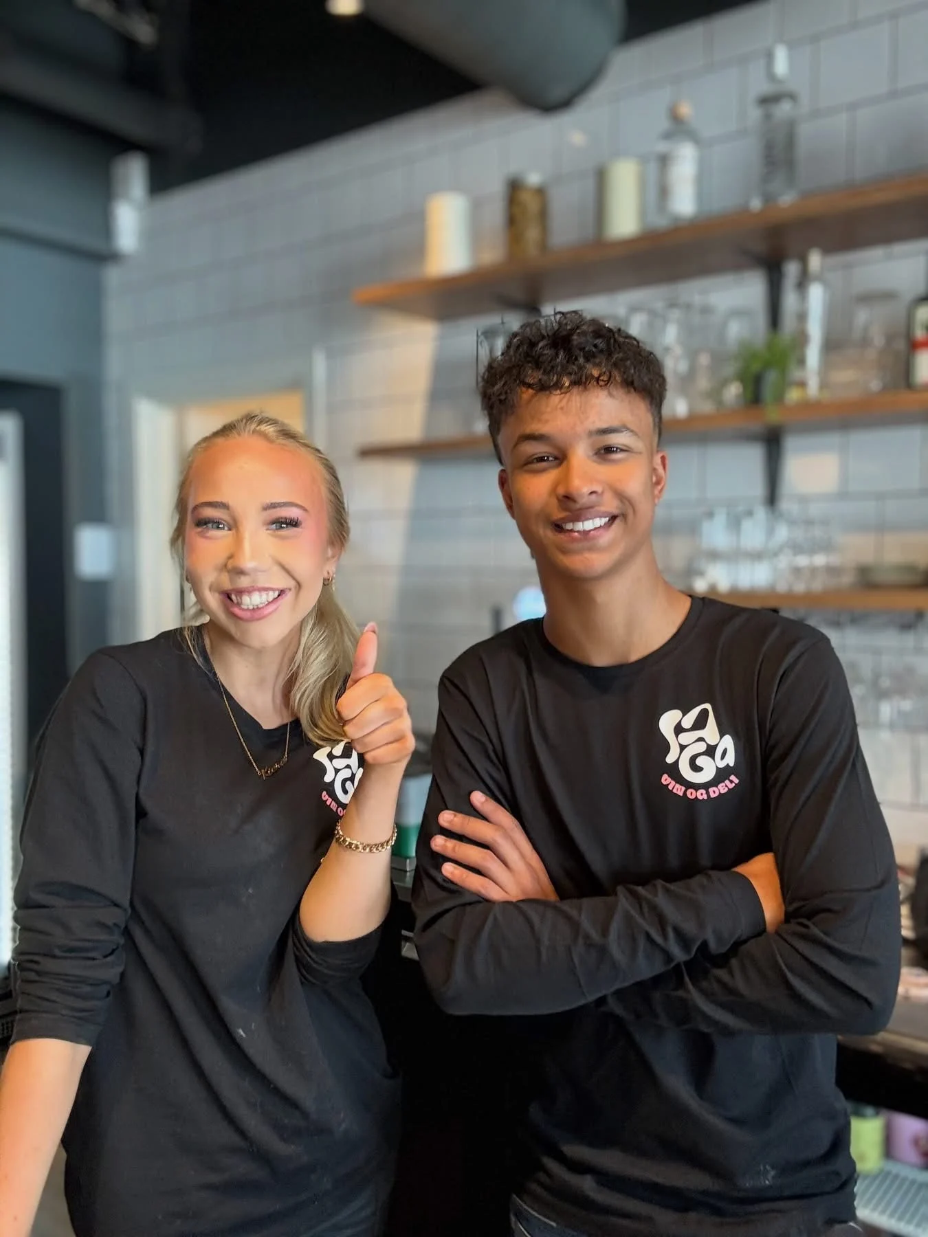 To unge ansatte på Saga Kafé